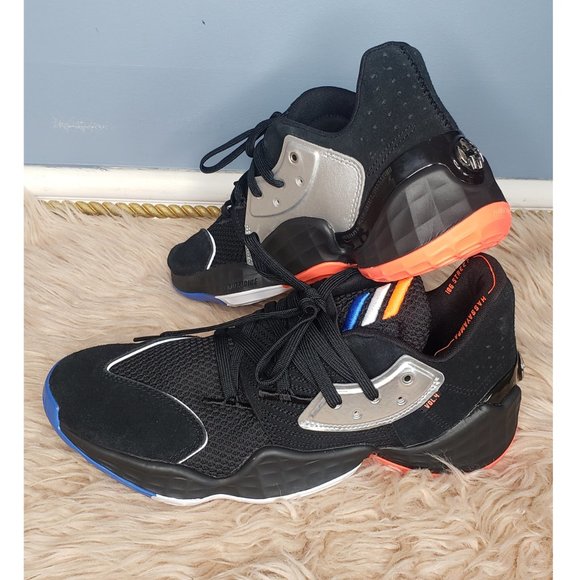 Athletic_Shoes